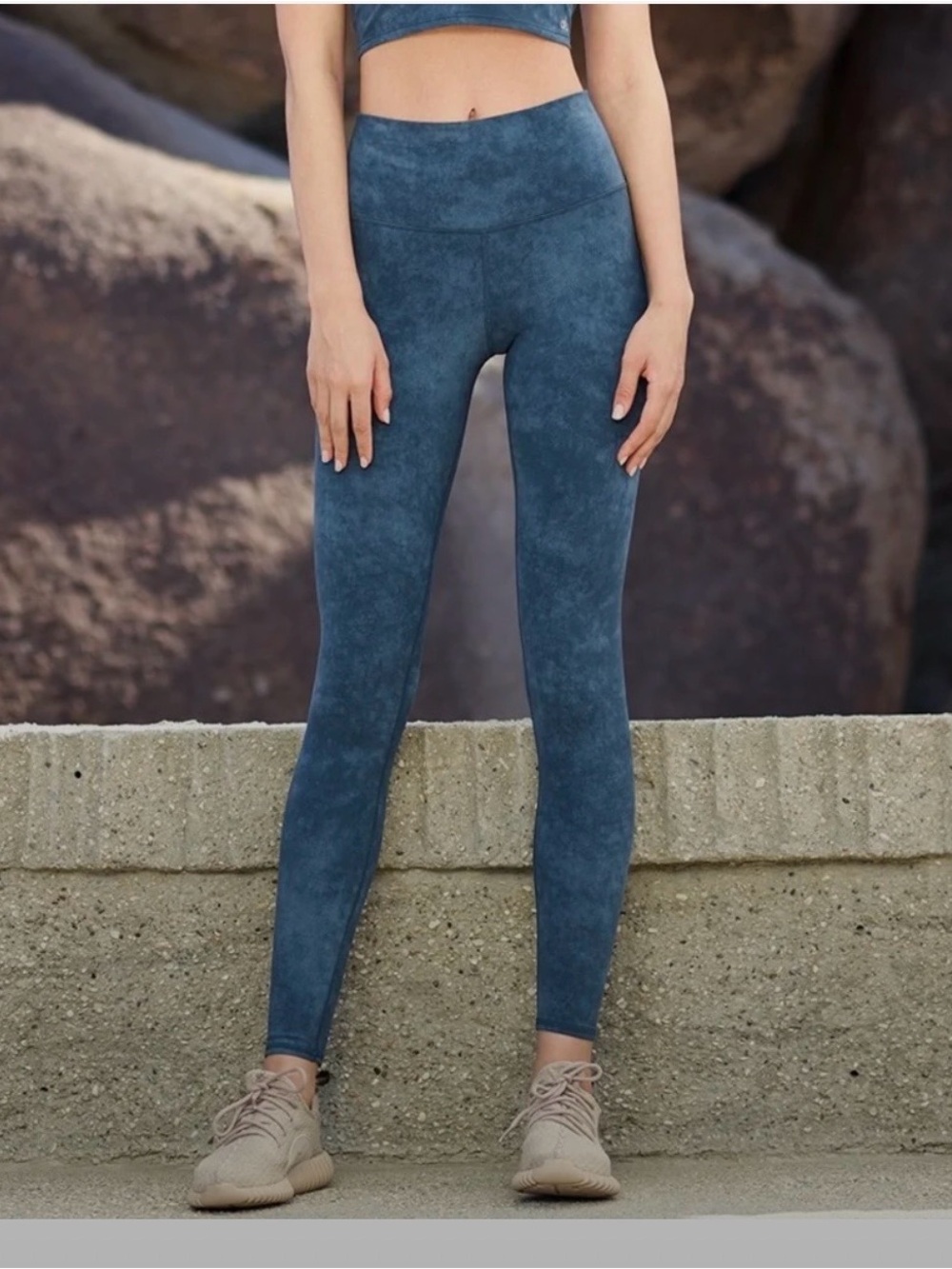 ALO Yoga High-Waist Airbrush Legging in Blue